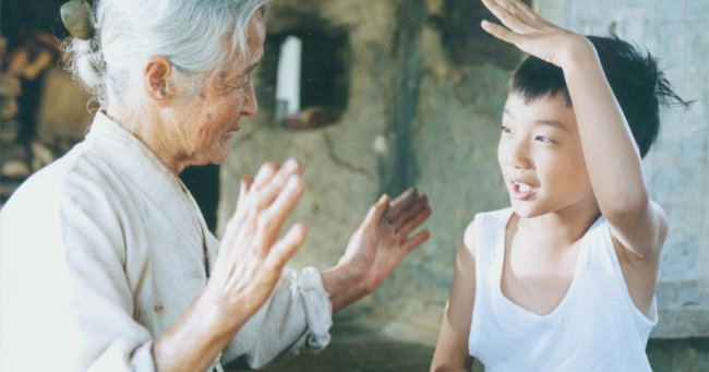 “Cháu bà nội, tội bà ngoại” 4 lý do chứng tỏ bà ngoại vô cùng quan trọng trong quá trình phát triển của trẻ