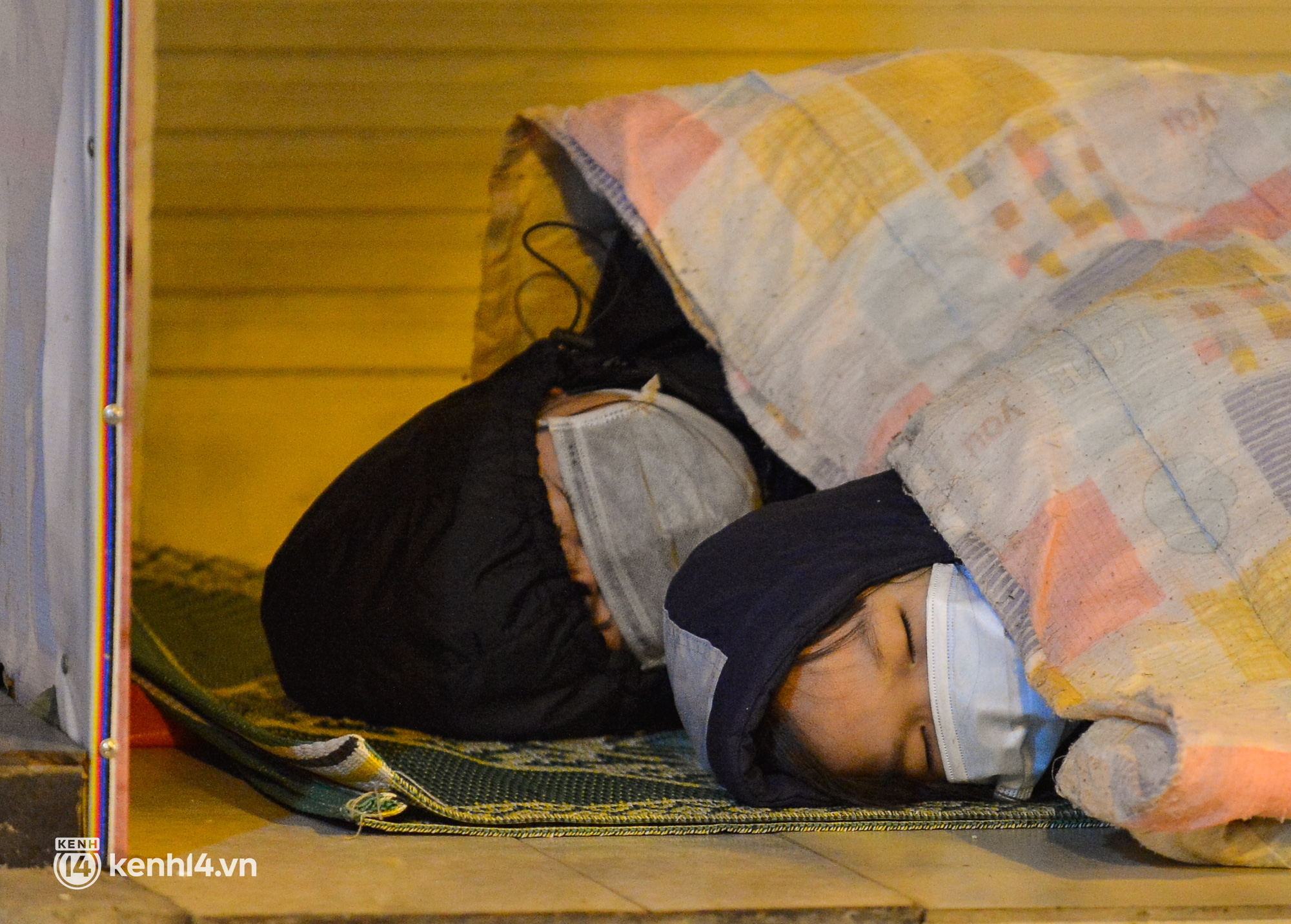 Xót xa cảnh con gái 6 tuổi theo mẹ ngủ vỉa hè dưới cái lạnh 12 độ ở Hà Nội: Lo cho con nhưng chẳng biết làm thế nào - Ảnh 5.
