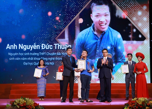 Sinh viên Nguyễn Đức Thuận là 1 trong 6 cá nhân tiêu biểu được vinh danh tại chương trình Vinh quang Việt Nam 2022 - Ảnh sưu tầm