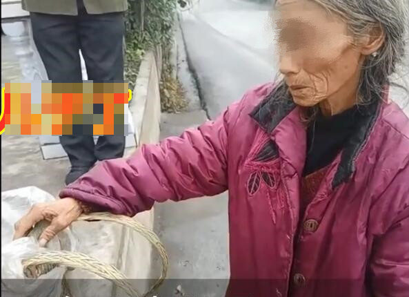 Mẹ già đi bộ 7 tiếng, mang 20kg khoai cho con trai 8 năm không gặp