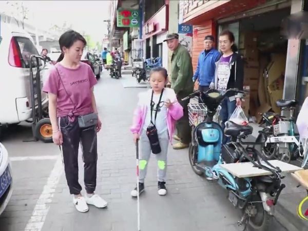 Sự thật người mẹ để con gái mù tự đi học suốt 5 năm - VietNamNet