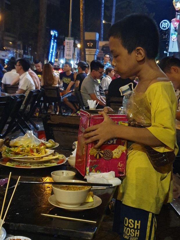 Rớt nước mắt hình ảnh cậu bé nhặt nhạnh chút đồ thừa trên bàn rồi ăn ngấu nghiến để lấp đầy chiếc bụng đói giữa phố Sài Gòn - Ảnh 2.