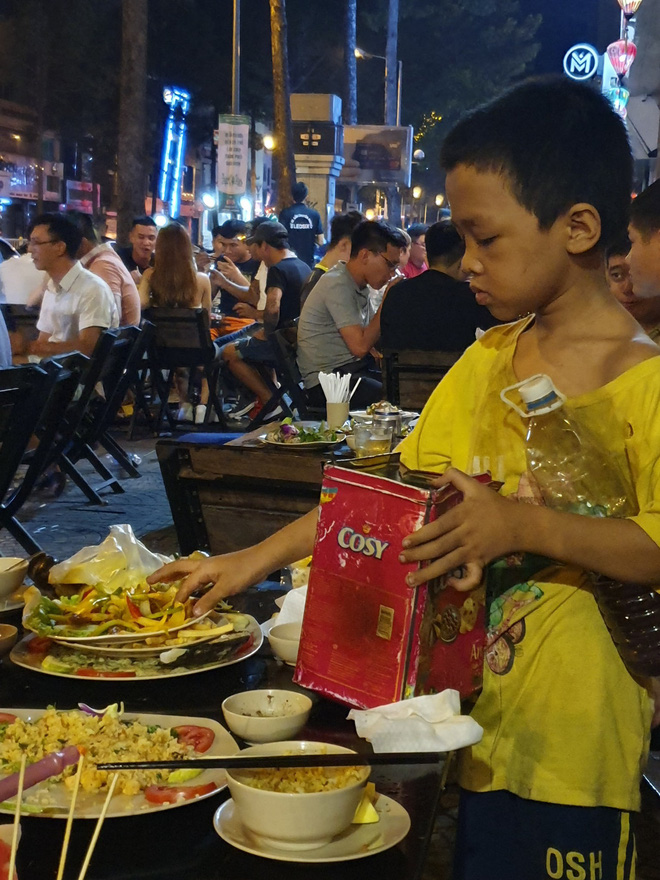 Rớt nước mắt hình ảnh cậu bé nhặt nhạnh chút đồ thừa trên bàn rồi ăn ngấu nghiến để lấp đầy chiếc bụng đói giữa phố Sài Gòn - Ảnh 3.