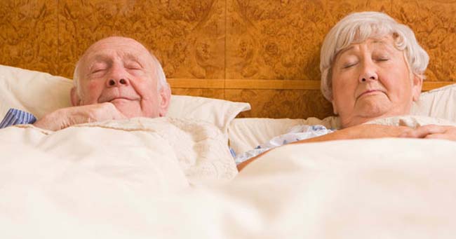Tại sao nhiều cặp vợ chồng cứ đến 50 tuổi là tách ra ngủ riêng? Đọc xong là hiểu rõ